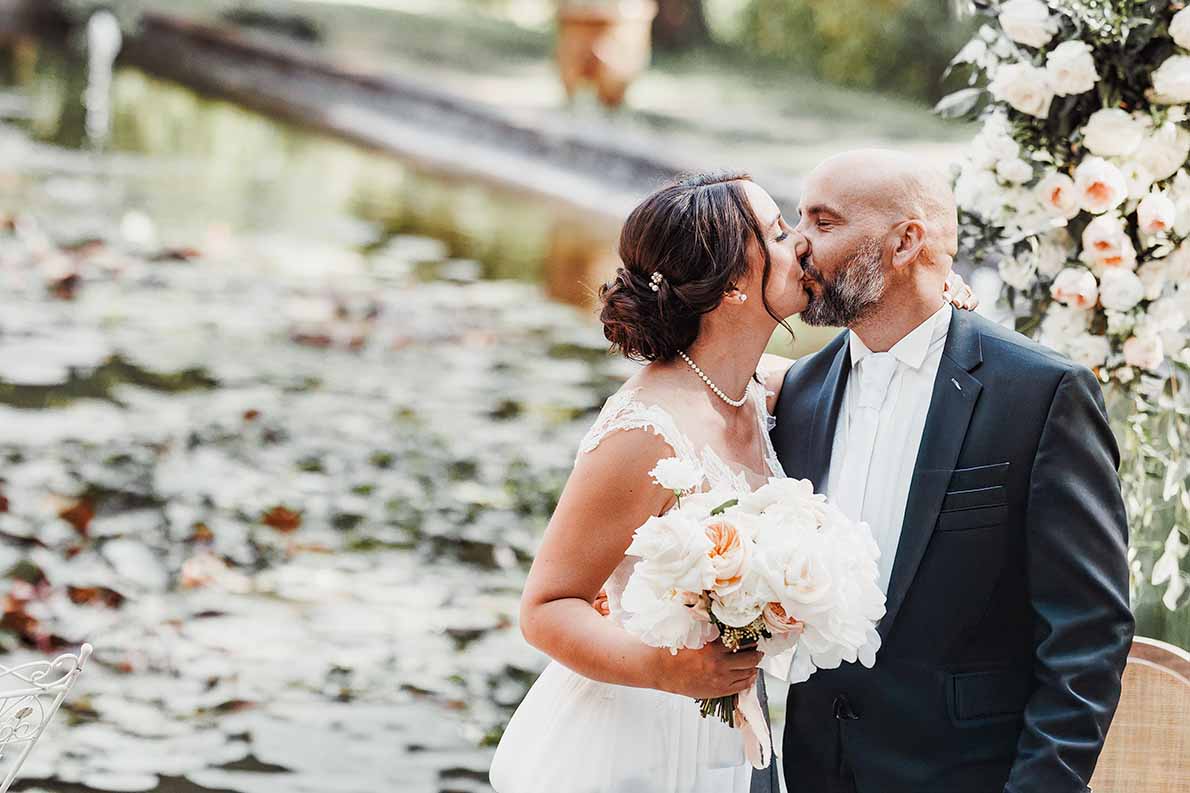 Baiser des mariés après leur cérémonie de mariage