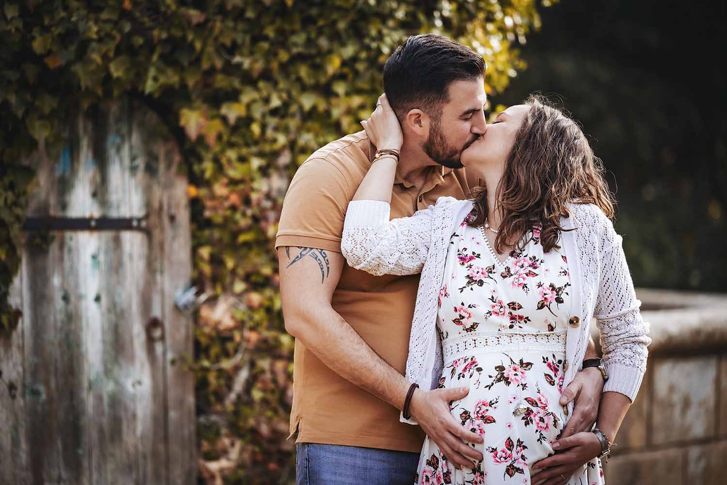 Séance photo de grossesse en couple réalisée en extérieur